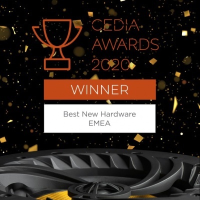 Imagem dos prémios CEDIA Awards 2020 com texto WINNER Best New Hardware EMEA e confetes dourados