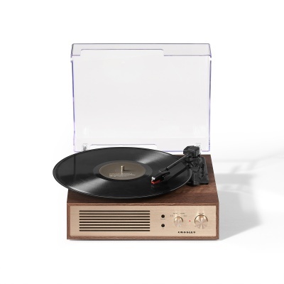 Gira-discos Crosley em madeira clara com vinil preto e tampa transparente aberta