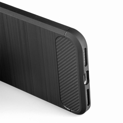 Capa protetora preta para smartphone com textura de fibra de carbono e acabamento escovado.