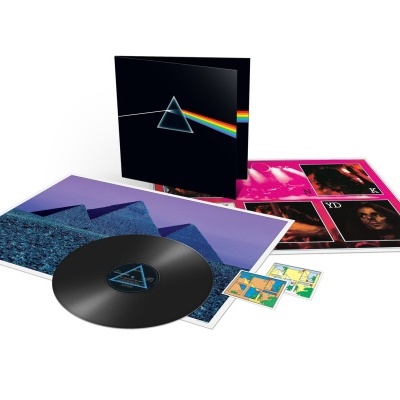 Conjunto de vinil com capa preta, disco preto e pôsteres coloridos