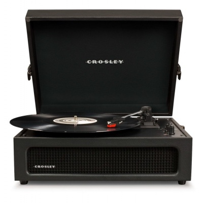 Gira-discos preto Crosley com vinil e tampa aberta