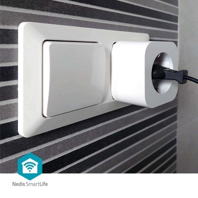 Tomada elétrica branca com fio preto em parede de azulejos cinzentos