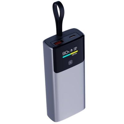 Power bank portátil cinza com display digital colorido e duas portas USB