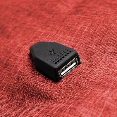 Adaptador USB tipo A feminino preto sobre tecido vermelho