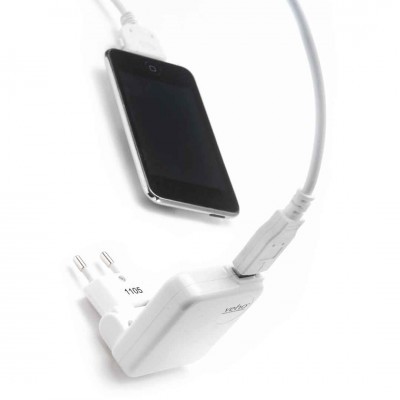 Carregador de parede branco com cabo USB ligado a dispositivo móvel preto