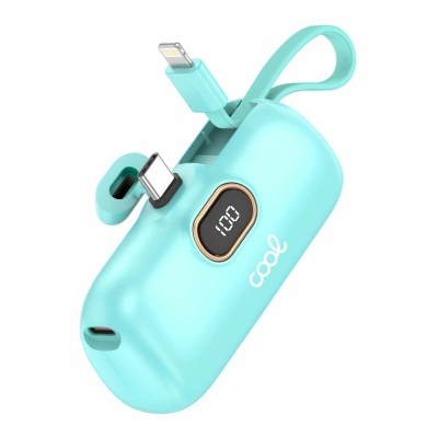 Power bank azul claro com ecrã digital e cabos integrados