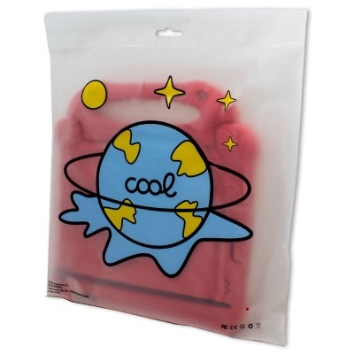 Embalagem plástica translúcida com desenho de planeta e palavra 'cool', com objeto vermelho no interior.