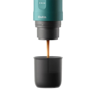 Máquina de café portátil Outln a servir café numa chávena preta