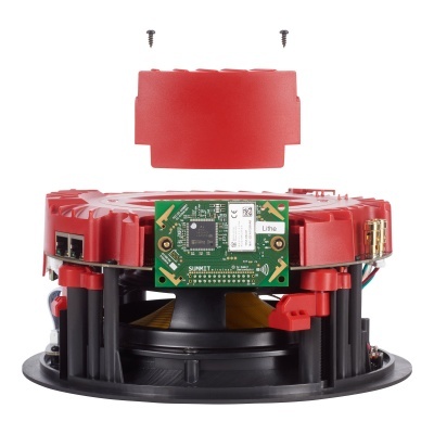 Coluna de som embutida com componentes vermelhos e pretos e placa eletrónica visível