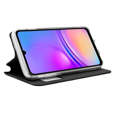 Smartphone na capa tipo carteira preta em fundo branco