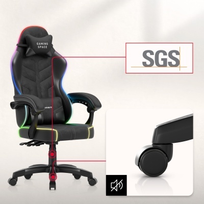 Cadeira de gaming preta com iluminação LED colorida e almofada com texto GAMING SPACE