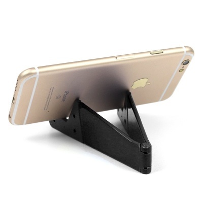 Smartphone dourado Apple iPhone 6s em suporte preto dobrável sobre fundo branco