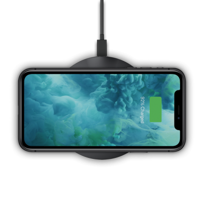 Smartphone a carregar sem fios num carregador circular preto