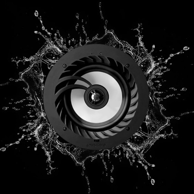 Coluna de som redonda preta com salpicos de água