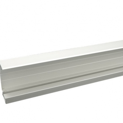 Perfil de alumínio branco retangular com ranhuras
