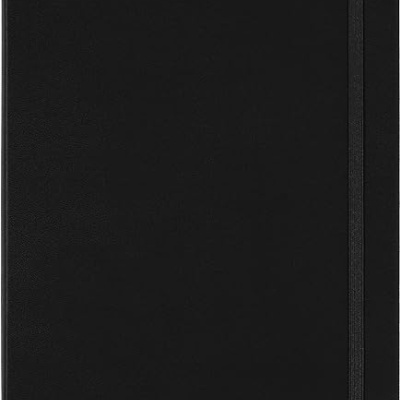 Caderno preto com capa rígida, elástico e fita marcador.