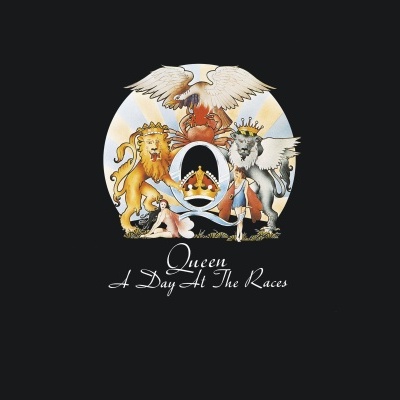 Design gráfico com logotipo da banda Queen e texto 'Queen A Day At The Races' em fundo preto