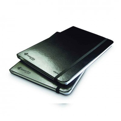 Dois cadernos pretos de capa dura com elástico de fecho e logótipo IMPACT DESIGN