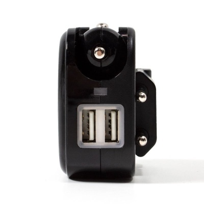 Carregador USB preto com duas portas USB e fundo branco