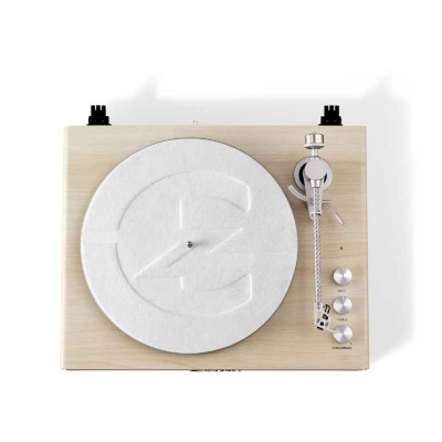 Gira-discos de madeira clara com prato branco e botões prateados