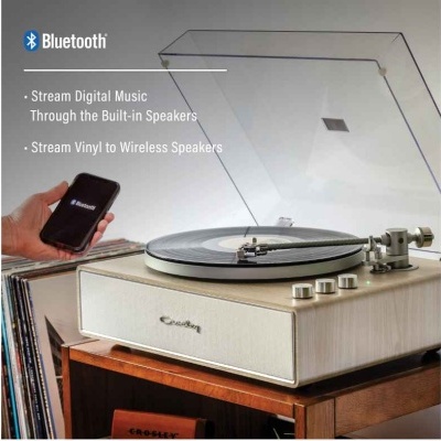 toca-discos de madeira clara com altifalantes embutidos e tampa transparente aberta