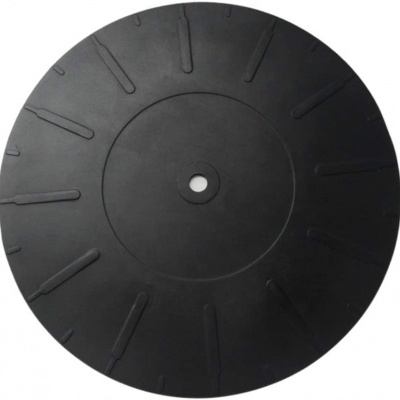 Disco preto redondo com orifício central sobre fundo branco