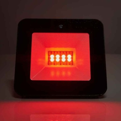 Projetor LED preto com luz vermelha acesa