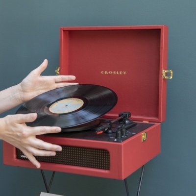 Toca-discos portatil Crosley vermelho com disco de vinil preto