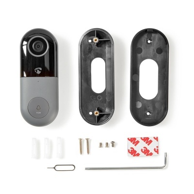 Sistema de campainha com câmara, botão com ícone de sino e palavra PUSH, peças pretas e acessórios sobre fundo branco.