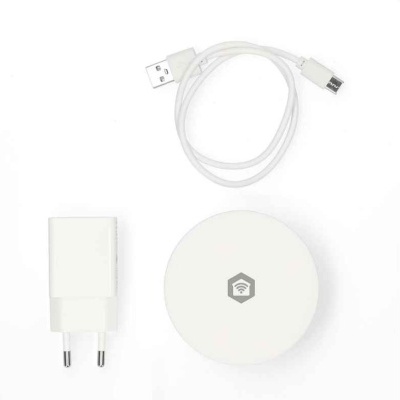 Carregador branco com cabo USB e adaptador de tomada