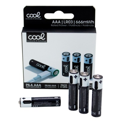 Pack de quatro pilhas recarregáveis AAA cool com embalagem preta e branca