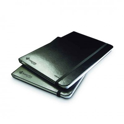 Dois cadernos pretos com capa rígida e elástico de fecho