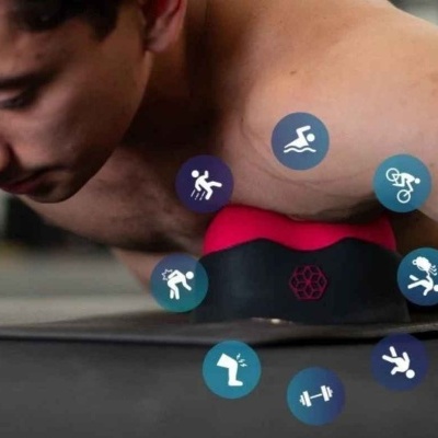 Almofada ergonómica preta e vermelha com ícones de atividades físicas