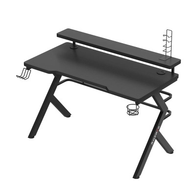 Mesa de escritório gamer preta com múltiplos suportes e prateleira superior