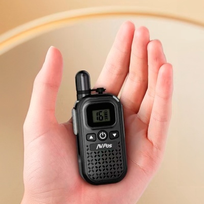 Walkie-talkie preto com ecrã digital e botões na mão