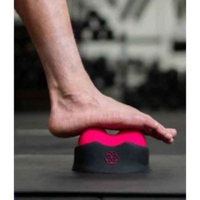 Dispositivo de massagem de silicone vermelho e preto com padrão hexagonal