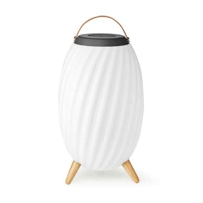 Coluna de som portátil branca com textura ondulada e base de madeira