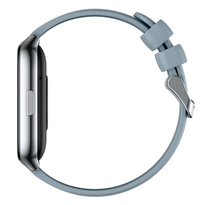 Relógio inteligente com caixa metálica prateada e bracelete de silicone azul claro