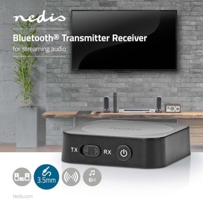 Transmissor e receptor Bluetooth Nedis preto sobre superfície branca com TV preta em parede de tijolos cinza ao fundo