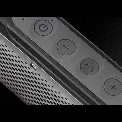 Coluna portátil preta com botões de controlo em destaque