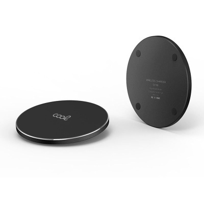 Carregador wireless redondo preto com texto 'cool' e base com quatro tampas de borracha