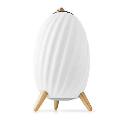 Luminária branca com pés de madeira e textura ondulada