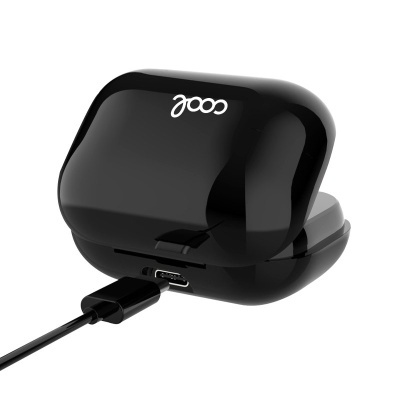 Estojo de carregamento preto brilhoso para auriculares sem fios com cabo USB conectado