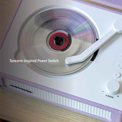 Aparelho de som branco e lilás com disco a girar e botões rotativos