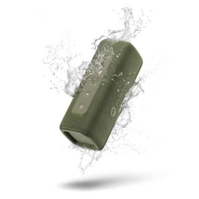 Coluna de som portátil Motorola verde com botões e água a respingar