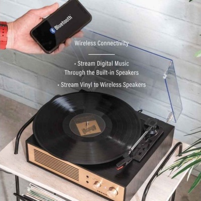 Toca-discos de madeira com tampa transparente, vinil a tocar e telemóvel com Bluetooth