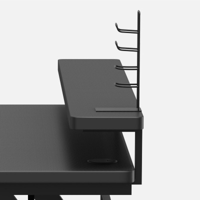 Mesa de escritório preta com prateleira e suporte metálico de ganchos