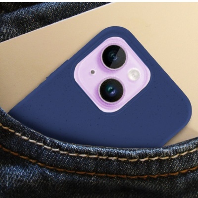 Smartphone com capa azul escura num bolso de calções de ganga escuros.