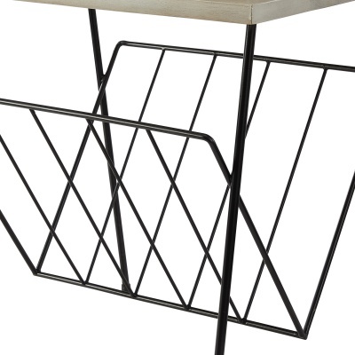 Estrutura preta em metal com design em losangos para armazenamento