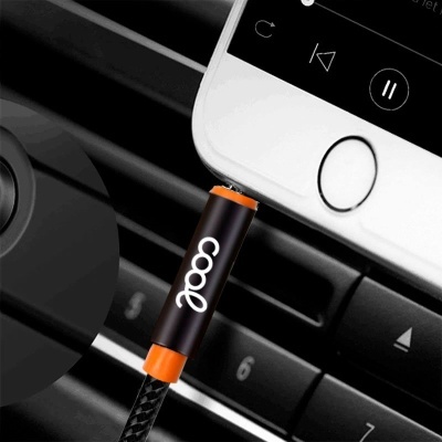 Cabo preto e laranja com 'cool' ligado a smartphone branco num suporte de carro
